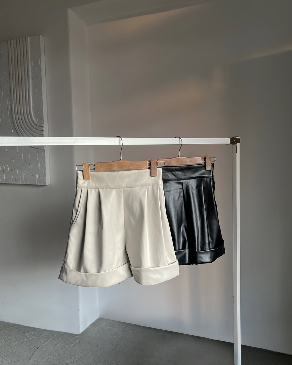 شلوارک‌ چرم