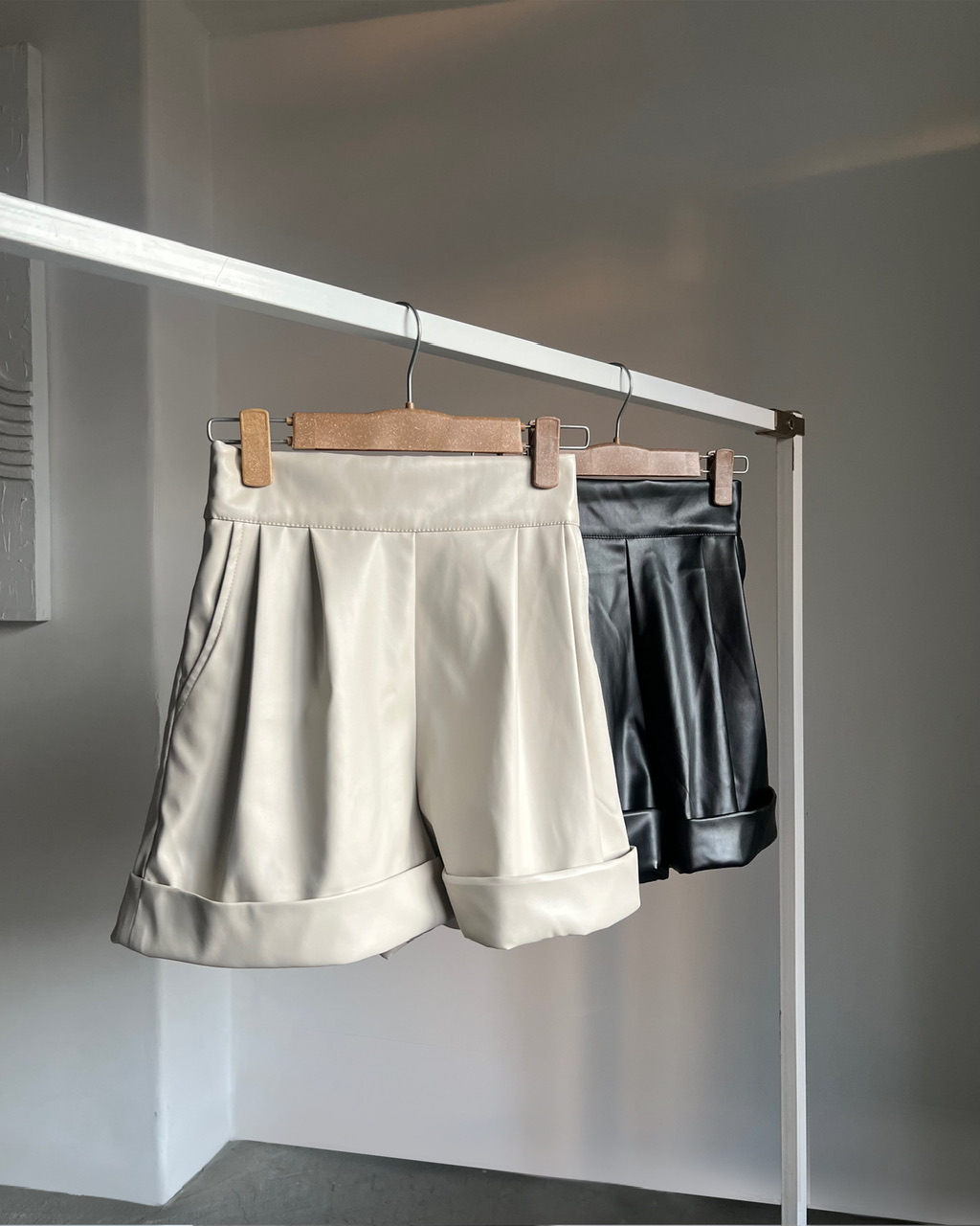 شلوارک‌ چرم